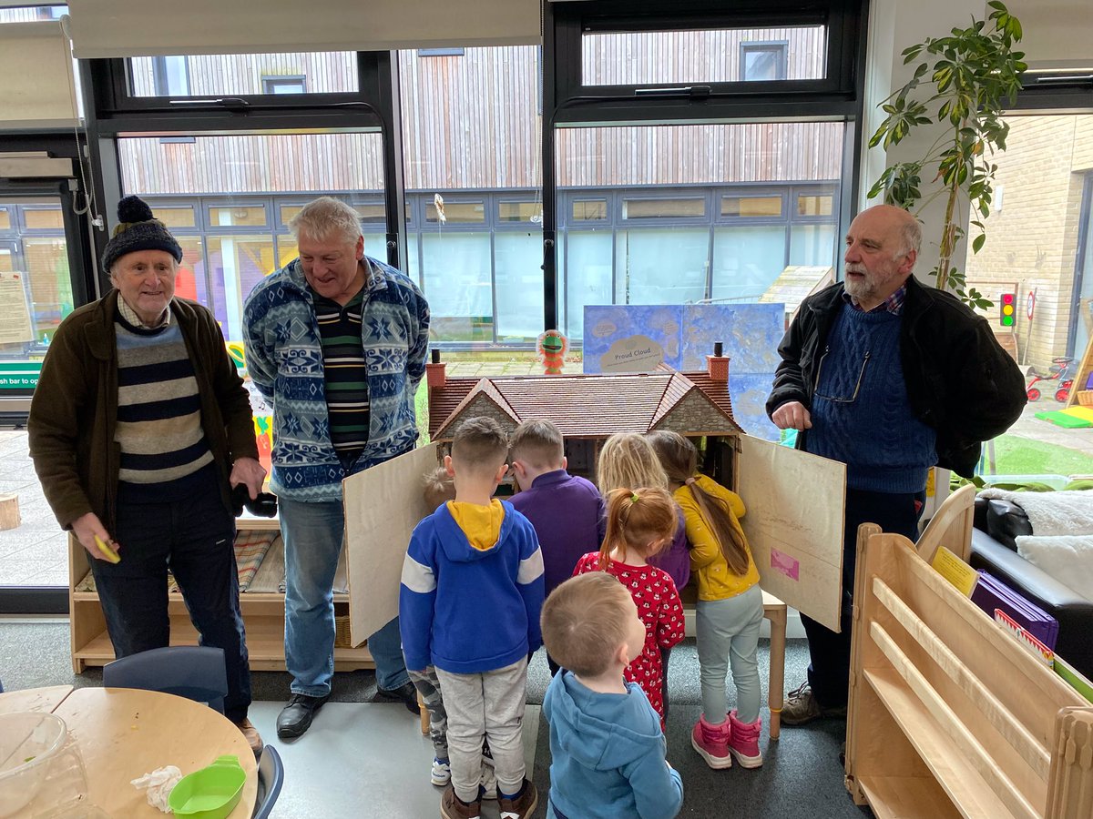 At Kinross Primary Nursery <a href="/KinrossPrimaryS/">KinrossPrimarySchool</a> this morning with Kinross and District Men’s Shed who were donating a beautiful doll’s house they had renovated. The children were delighted! 🏠😀