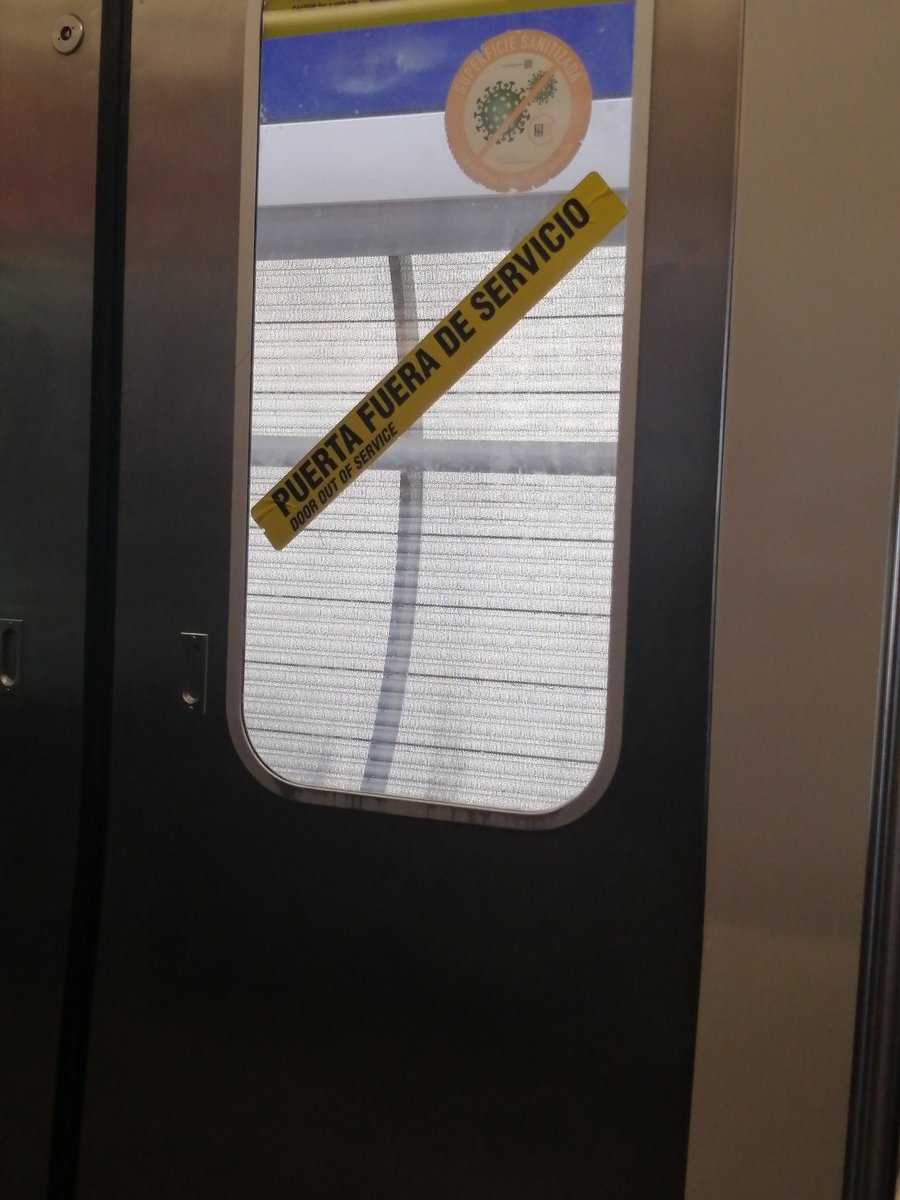 PerriC902's tweet photo. Que tan autómatas estamos?, fácil deja fuera de servicio una puerta del vagón y ve cuantas personas se quedan esperando que la misma abra y  su cara de terror al ver la estacion alejarse sin que ellos pudieran bajar.. https://t.co/755Z8cK3rk