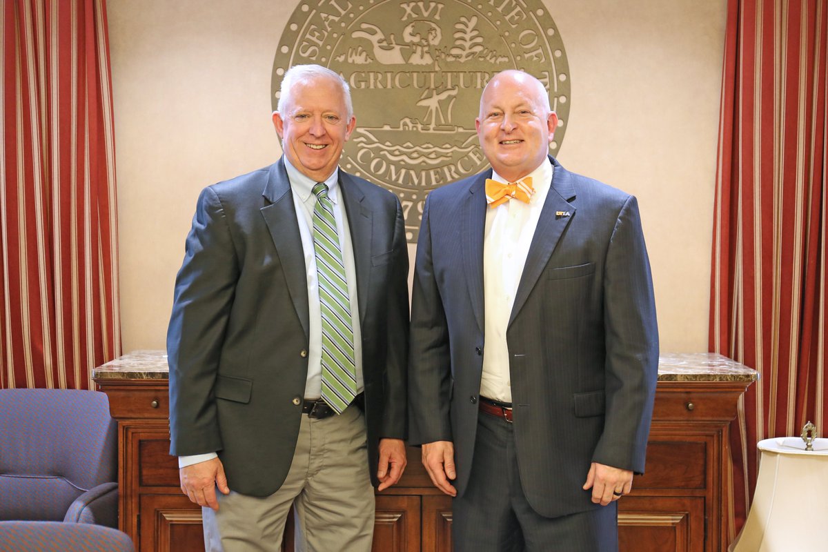 A wonderful meet-and-greet this afternoon with @KC4UTM , the soon-to-be new leader of <a href="/UTIAg/">UT Institute of Agriculture</a> ! We are eager to see how our partnership will continue to impact Tennessee farmers and agriculture in a positive way.

#TNFarmBureau I #TNAgriculture