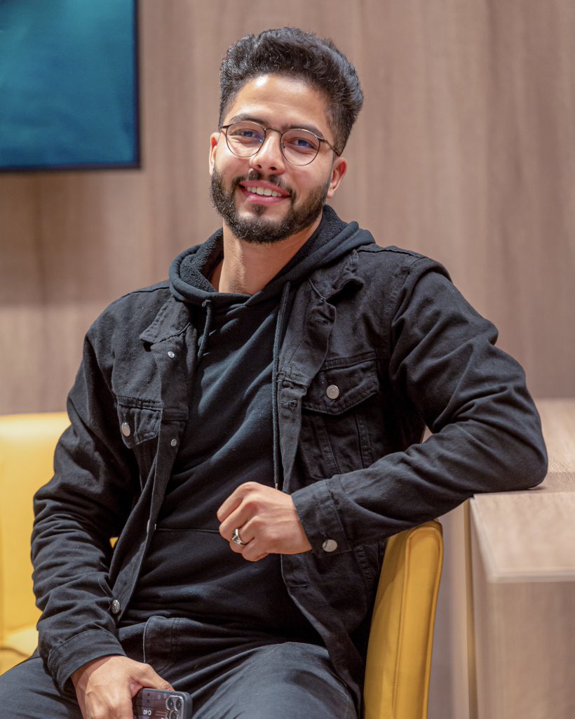 حَارْ  صْدْري  بِينْ  يْهَزْ  غْرامك  ولا يهز  هْواهْ
وْهْواك  وْحْدُو  مْزَاحَمْ لي فِگلْبِي 

حِيرْتِي  بِين الْوْهْمْ  وْالْحَقَّانِيَة  عَايْش  فَالْبَرْزَخْ
مَانِي  حُر  ماني  مَسْبي 

غير  وْحْدي  كْتْبُو  عْلَى جْبِينِي  ولْهَانَكْ 
وعلى  جبينك  كتبو  دنبي 

زجل: العوني🪶