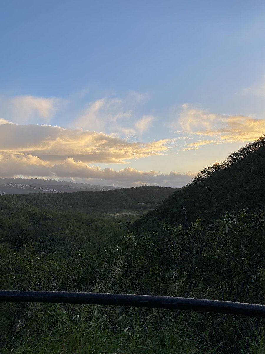aceyaa_'s tweet photo. Sunrise Hike 🏔️ 

For my #entrepreneurs make yourself a priority. Prioritize your physically, mental, spiritual, and emotional health. This journey is a marathon! https://t.co/dIQdahYYEo