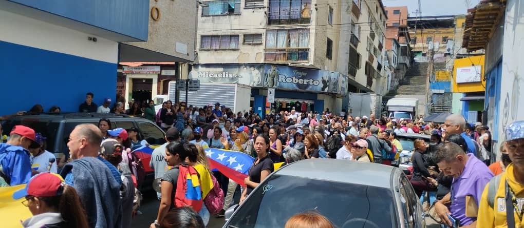 CristnaDice's tweet photo. Los #DocentesEnProtesta al frente de la #Fiscalía de #LosTeques #Exigiendo un #SalarioDigno https://t.co/9nnc7S4Gz6