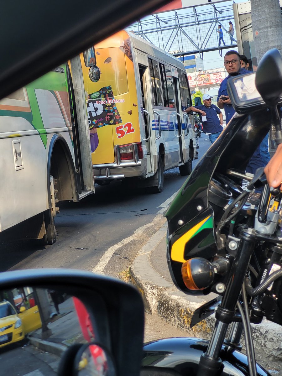 _reneortega97's tweet photo. @VMTElSalvador en El Salvador del Mundo la Ruta 52 tiene más de 5 minutos parqueqda generando tráfico https://t.co/yfXNPUxxzc