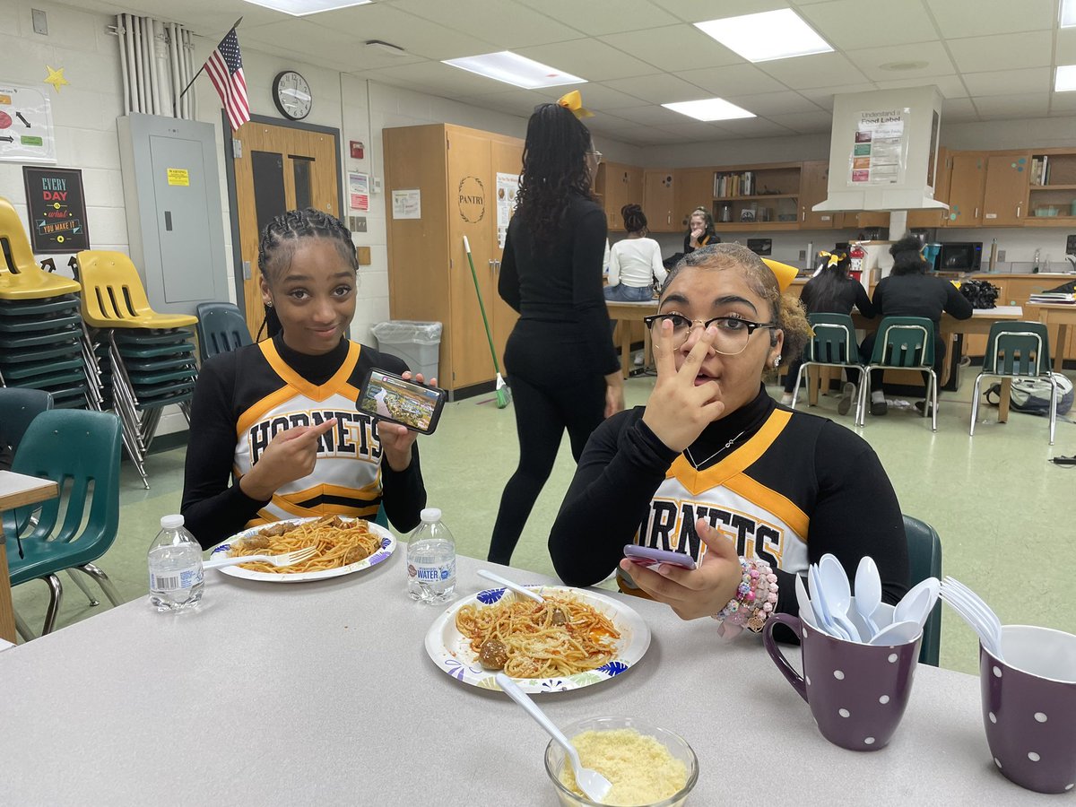 stephensonreads's tweet photo. #flhornets carb loading before cheering on our amazing girls basketball team! 🖤💛🖤 let’s go hornets!! #letemoutcoach https://t.co/HQwN61hGD0