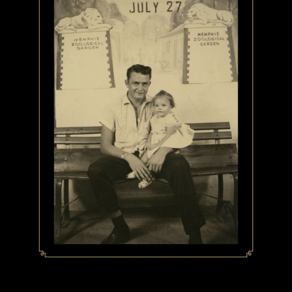 oxfordamerican's tweet image. “Meanwhile, my father had a hit record on his very first release and was suddenly a sensation.”

—To celebrate Johnny Cash’s birthday this week, we’re reading @rosannecash’s “Long Way Home” from #Issue83. 

ow.ly/zR8a50N43BQ 

Photo courtesy Rosanne Cash