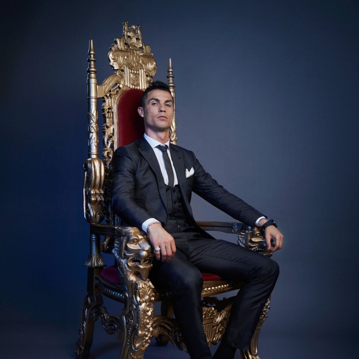 El villano del siglo 21. El que se opuso ante la corrupción de la FIFA y el que se ganó todo por esfuerzo y dedicación. Siempre seré del team Cristiano Ronaldo.