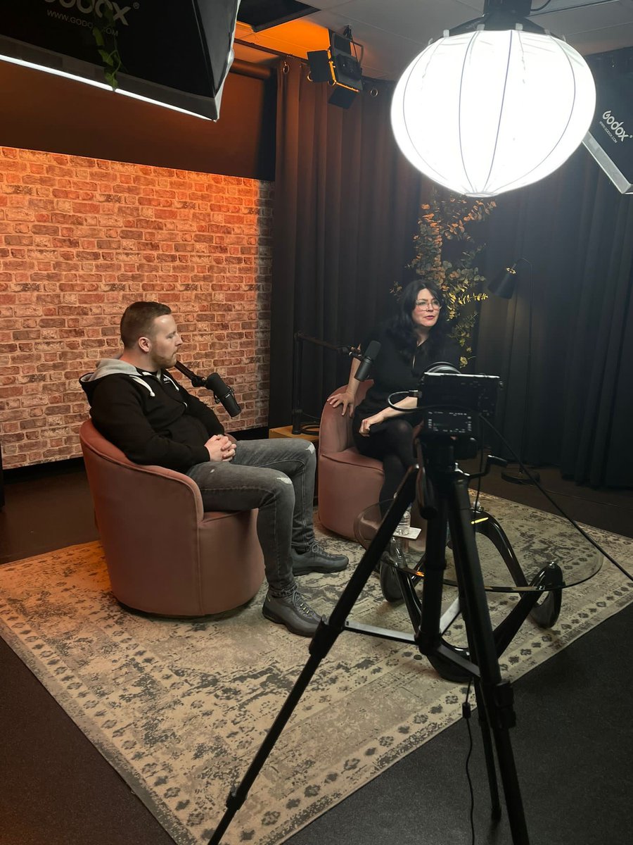 sophiewilsonuk's tweet photo. Had a fun evening recording the pilot for our #podcast #PeopleofthePool at #Liverpool podcast studios with @startographer @LQ_97 @quirkydigital - enjoyed getting in some miles on the mic 🎙. Big thanks to @steveaustins76 @bengomedia https://t.co/T6T8mmuxDT
