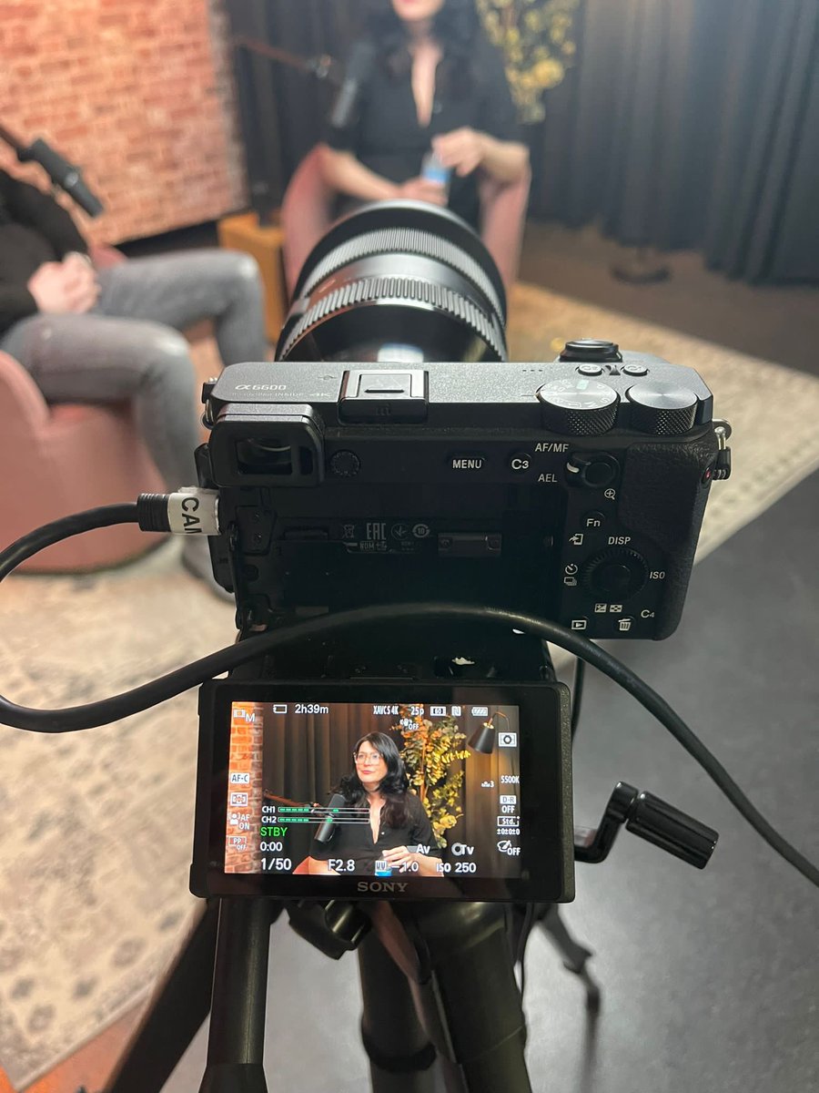 sophiewilsonuk's tweet photo. Had a fun evening recording the pilot for our #podcast #PeopleofthePool at #Liverpool podcast studios with @startographer @LQ_97 @quirkydigital - enjoyed getting in some miles on the mic 🎙. Big thanks to @steveaustins76 @bengomedia https://t.co/T6T8mmuxDT
