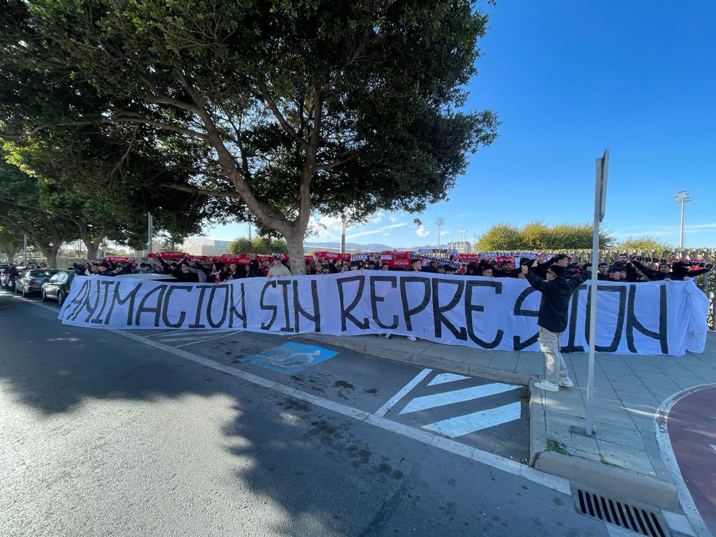 gradauda's tweet photo. UD Almería - FC Barcelona. 

¡DÍA HISTÓRICO EN EL MEDITERRÁNEO! Ambiente espectacular en la grada para llevar al equipo en volandas.

Jugadores, jugadores.. 🥁🎶

#AlmeríaEsRojiblanca 
#AnimaciónSinRepresión https://t.co/VdeXdPlBOR