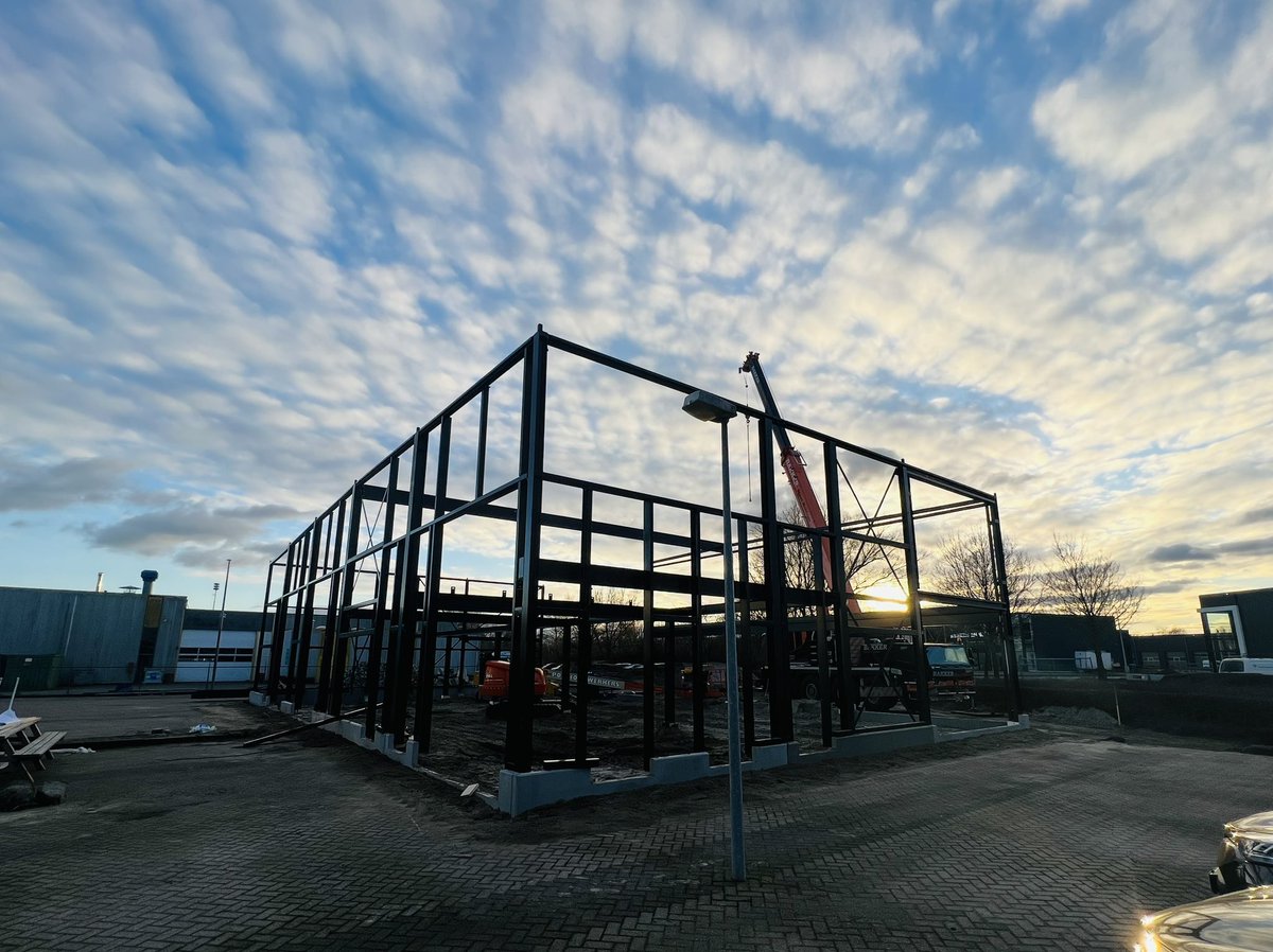 Bouw van ons nieuwe pand vordert gestaag!
👍🏻👊🏻💪🏻 

Vandaag zijn we de hoogte in gegaan d.m.v. plaatsen staalconstructie. Morgen volgen de betonnen verdiepingvloeren en later in de week worden de eerste gevelplaten gemonteerd. 

#bouwen #nieuwpand #opslagruimte #toekomst