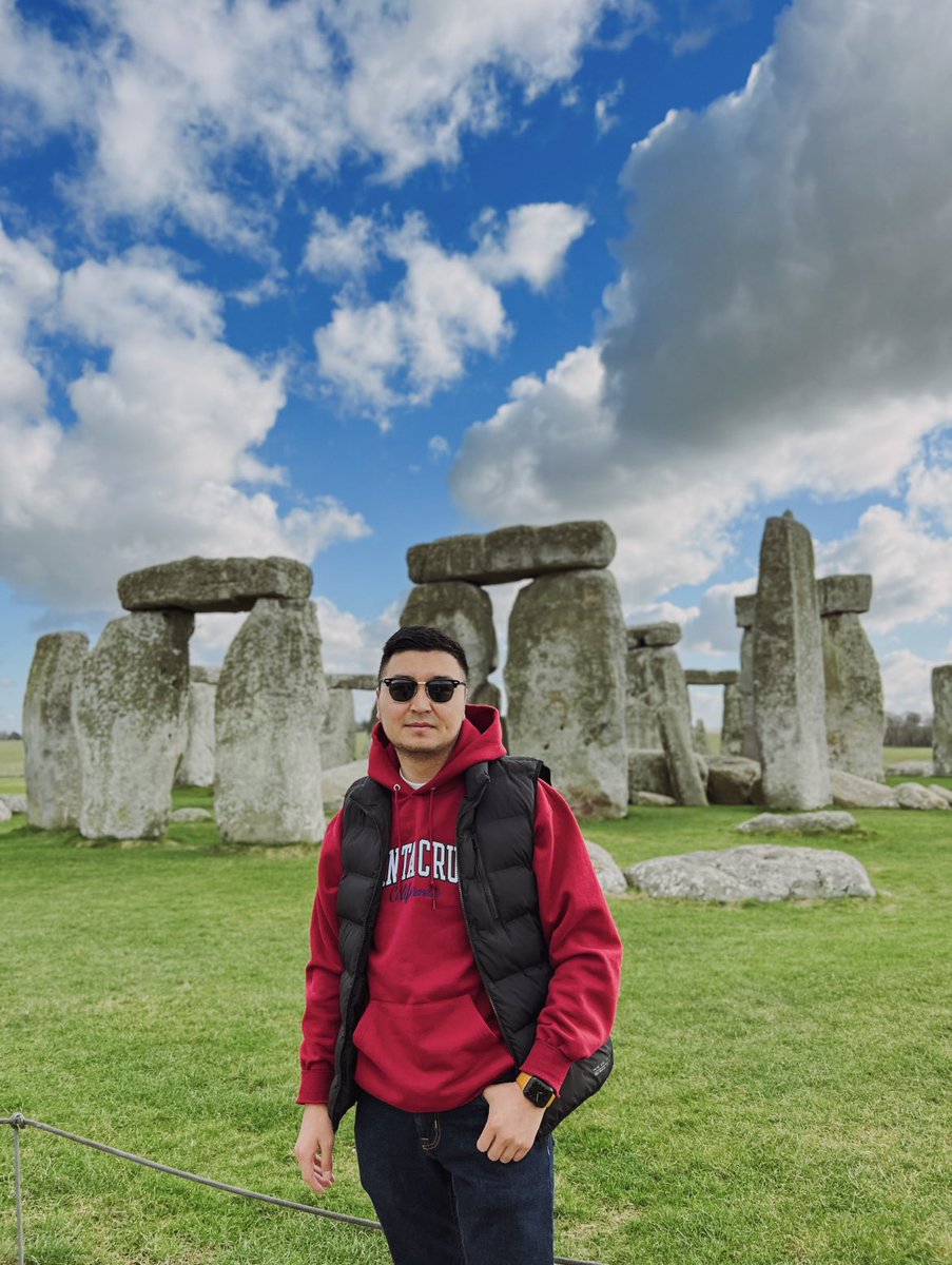 Бага байхад дэвтэрний хавтас дээрээс л хардаг байсан 🥹 

📍 Stonehenge 🗿