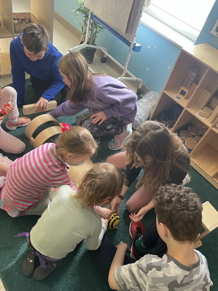 MrsBeg24's tweet photo. Thank you to @vwang001 and her grade 4’s for helping us code and create tracks for the BeeBots this afternoon. There was lots of collaboration and communication between the 🦦‘s and their buddies. #ocsbKindergarten #ocsbSTEAM #ocsbMath @mrs_scottocsb @StPhilipOCSB https://t.co/kswXYdZAxP