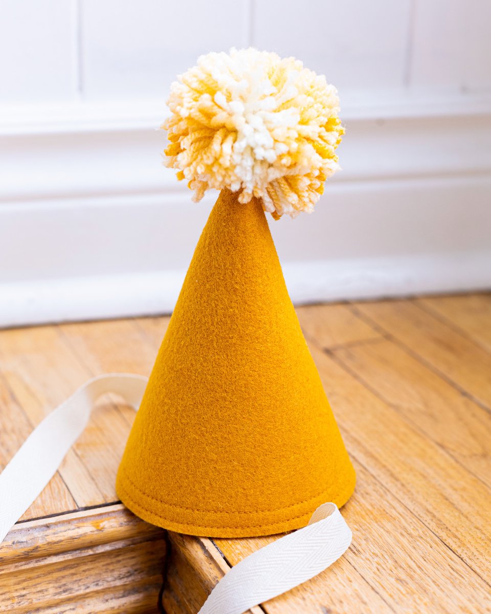 SquarePopsicle's tweet photo. @pamwishbow I just got a Singer Heavy Duty 4452 and I highly recommend it. It's not fancy but it's a solid workhorse. I prefer mechanical machines to computerized ones, but your needs might be different. I'm currently making small hats. https://t.co/1FPbCQxG2i