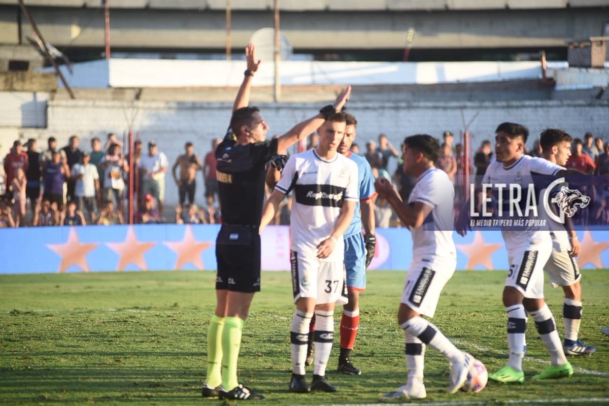 ⚽️  ¿Qué opinás, Tripa? 

👉🏻 El incapaz Nicolás Lamolina anuló un gol por mano casual de Benja Domínguez y otro por un supuesto offside de Morales. Nunca se vio la repetición por TV. Perdió el Lobo ante el equipo del presidente de <a href="/afa/">AFA</a>, <a href="/tapiachiqui/">Chiqui Tapia</a>.

#GELP #CGE 🔵⚪️
