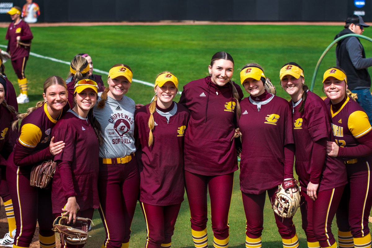 CMUSoftball's tweet image. All smiles because we head back to Florida today 😀☀️

#FireUpChips🔥⬆️🥎