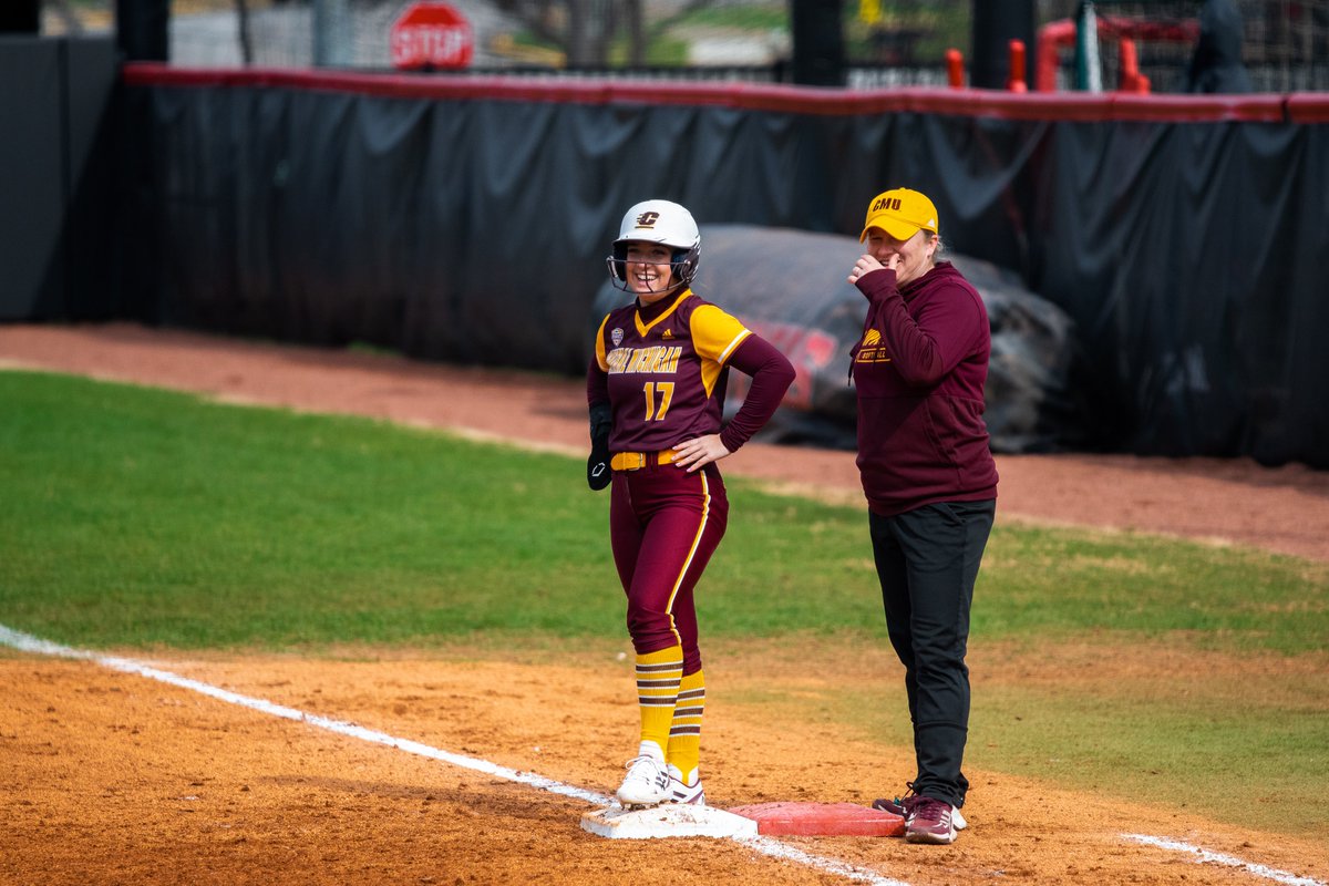 CMUSoftball's tweet image. All smiles because we head back to Florida today 😀☀️

#FireUpChips🔥⬆️🥎