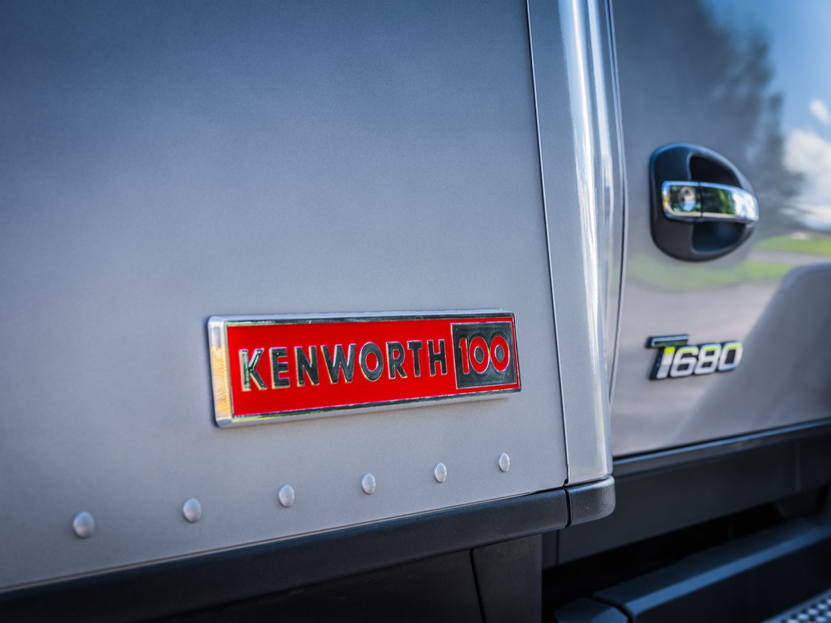 KenworthMexico's tweet image. Se lanza en México T680 Edición Conmemorativa Kenworth 100.

Lee la nota completa en bit.ly/3Z4iXDT

*Las imágenes anexas se utilizan solo con fines ilustrativos. Las opciones mostradas están sujetas a disponibilidad.