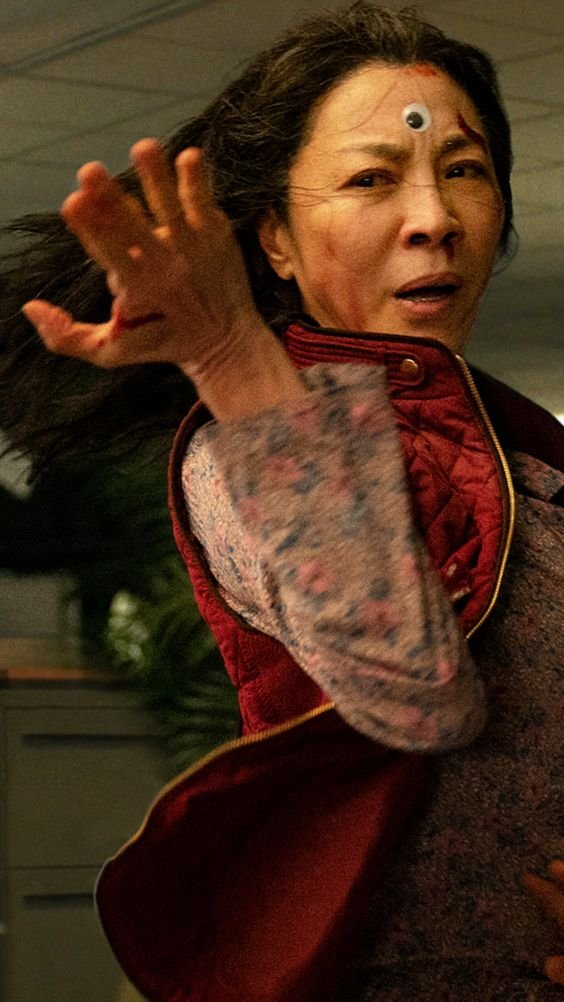 Everything Everywhere All at Once, #SAGAwards'da 4 dalda ödül alarak gecenin en çok ödül alan filmi oldu.

Filmin kazandığı kategoriler:
🥯En İyi Film
🥯En İyi Kadın Oyuncu, Michelle Yeoh
🥯En İyi Yardımcı Kadın Oyuncu, Jamie Lee Curtis
🥯En İyi Yardımcı Erkek Oyuncu, Ke Huy Quan