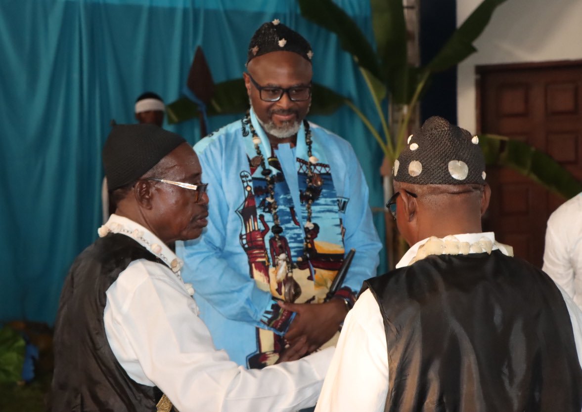 Merci à Sa Majesté Michèle Gaelle Mahouve IV, Reine des Batangas, qui m’a fait Notable d’honneur du Royaume. Our exchanges allowed me to discover the rich culture and history of the Batangas.