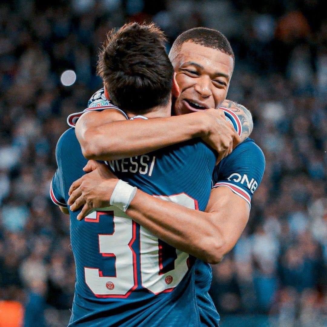 "Muchas felicidades Leo Messi, eres el mejor": - Kylian Mbappé.

Nos Apasiona el Fútbol 🔥⚽️

Síguenos en IG: @laredondatv.ec 
#yosoylaredondatv #laestamosrompiendo 
#noticiaredonda