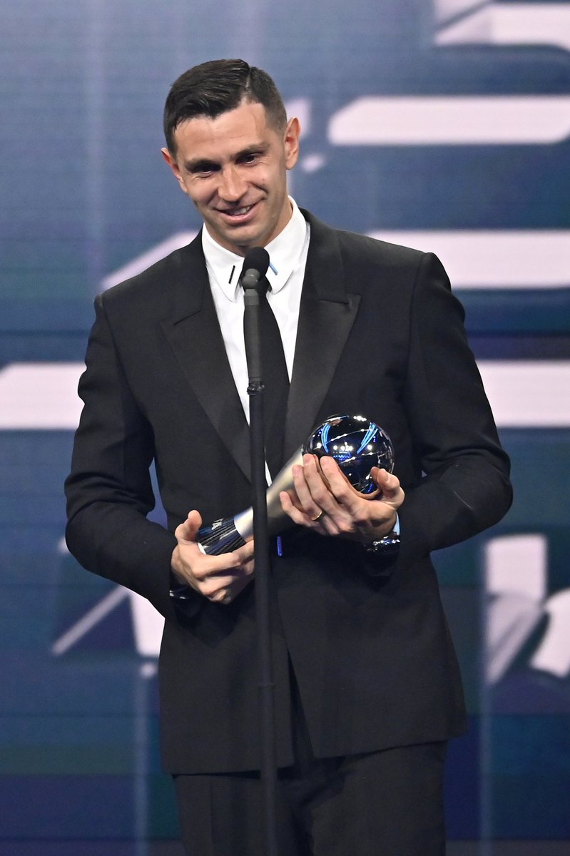 Emiliano “Dibu” Martínez ganó el premio The Best como mejor arquero del Mundo.

Nos Apasiona el Fútbol 🔥⚽️

Síguenos en IG: @laredondatv.ec 
#yosoylaredondatv #laestamosrompiendo 
#noticiaredonda