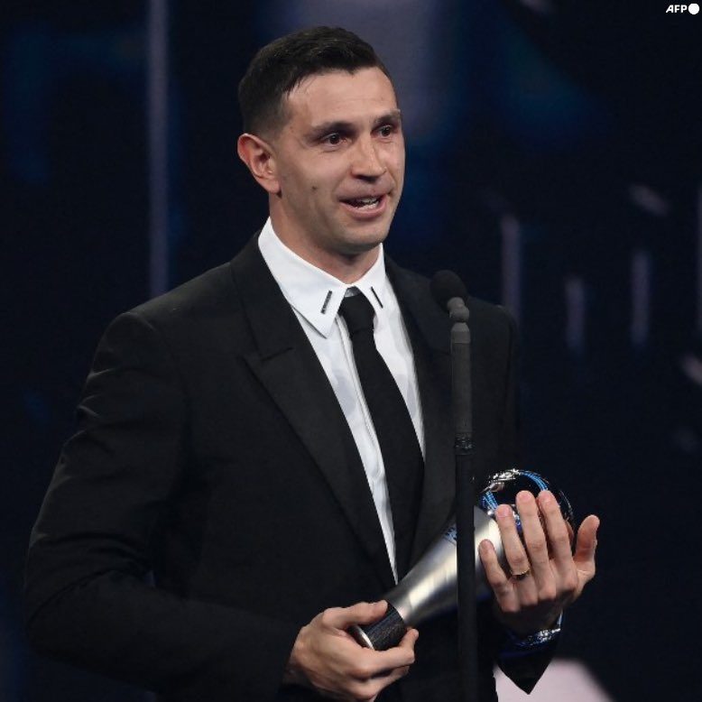 "Es algo muy lindo para mi carrera. Es un orgullo para mi país. Ganar un Mundial después de 36 años es hermoso. Jugar en la Selección era el sueño de mi vida. Cuando me preguntan mi ídolos, digo mi mamá limpiando un edificio 8-9 horas y mi papá trabajando”. Dibu Martínez.