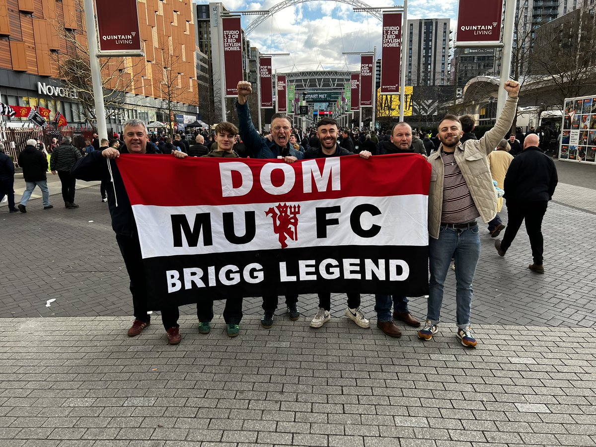 <a href="/GNev2/">Gary Neville</a> Any chance of an RT to possibly help locate our flag that went missing in the ground yesterday Gary?Was tied up in Block 113 and it was gone when we went to retrieve after trophy presentation. It’s a tribute to our mate who passed away a few years ago and gutted it’s gone.