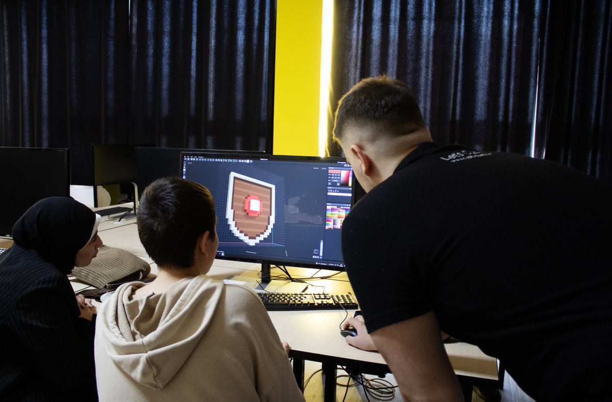 cubitvisuals's tweet photo. Great time at the Presentation and the workshop after, where the students built their own @TheSandboxGame Avatars ! 🔥❤️🔥
#Metaverse @borgetsebastien @VoxEdit #NFT #nftworkshop #voxel https://t.co/xCVCssxSA3