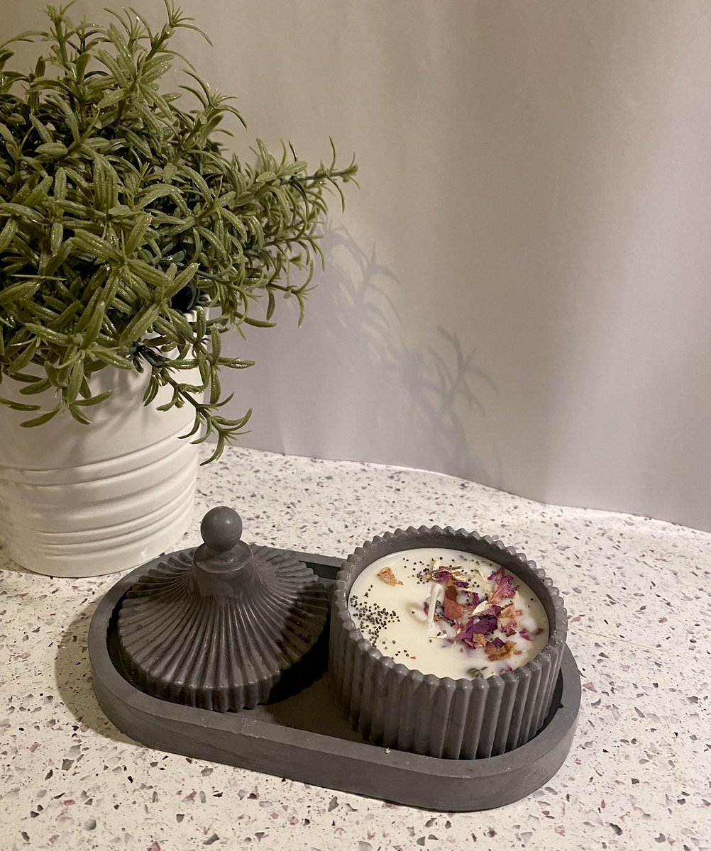 tinym3l's tweet photo. hola! mi mami ha empezado un negocio pequeñito de velas naturales de soja 🌷 hace todo a mano, tanto el envase como la velita y su decoración 🫶🏻 las estamos vendiendo a través de mi vinted y por md, por si le interesan a alguien! ☺️ https://t.co/WFzL7pp6nt