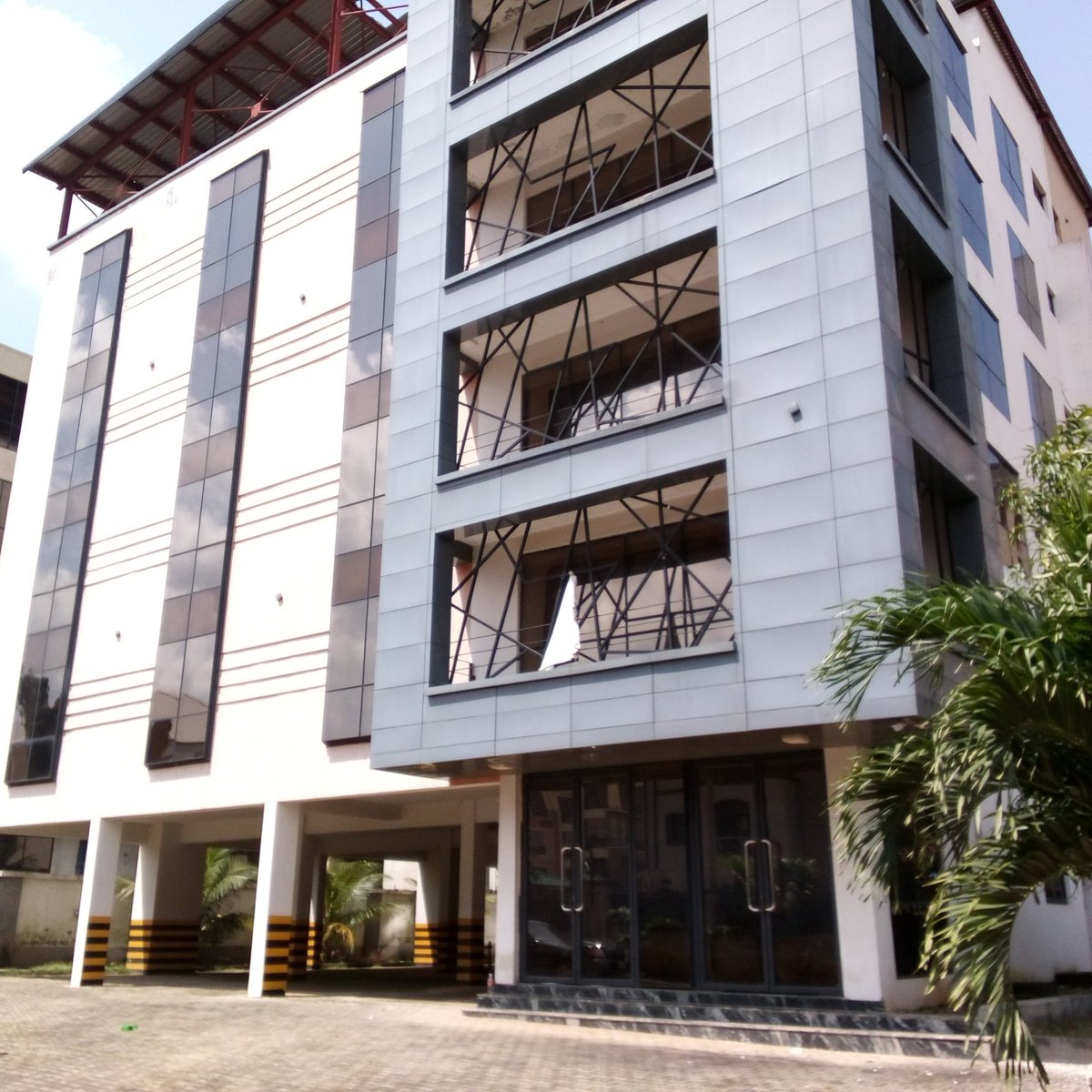 WUYE DISTRICT, ABUJA: FOR SALE: THIS SOLIDLY BUILT 5 FLOOR OFFICE COMPLEX ON A TARRED ROAD:#1.5 BILLION ONLY:08132442927