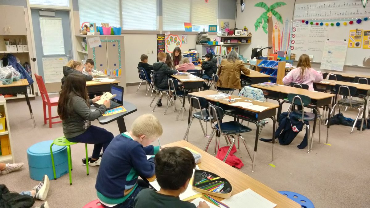 suptfinch's tweet image. Love this example of small group instruction - the teacher is providing individualized attention with a small group of students while other students are meaningfully engaged in learning with a partner or via independent work. @WVSD208 @KatieNovakUDL @Catlin_Tucker