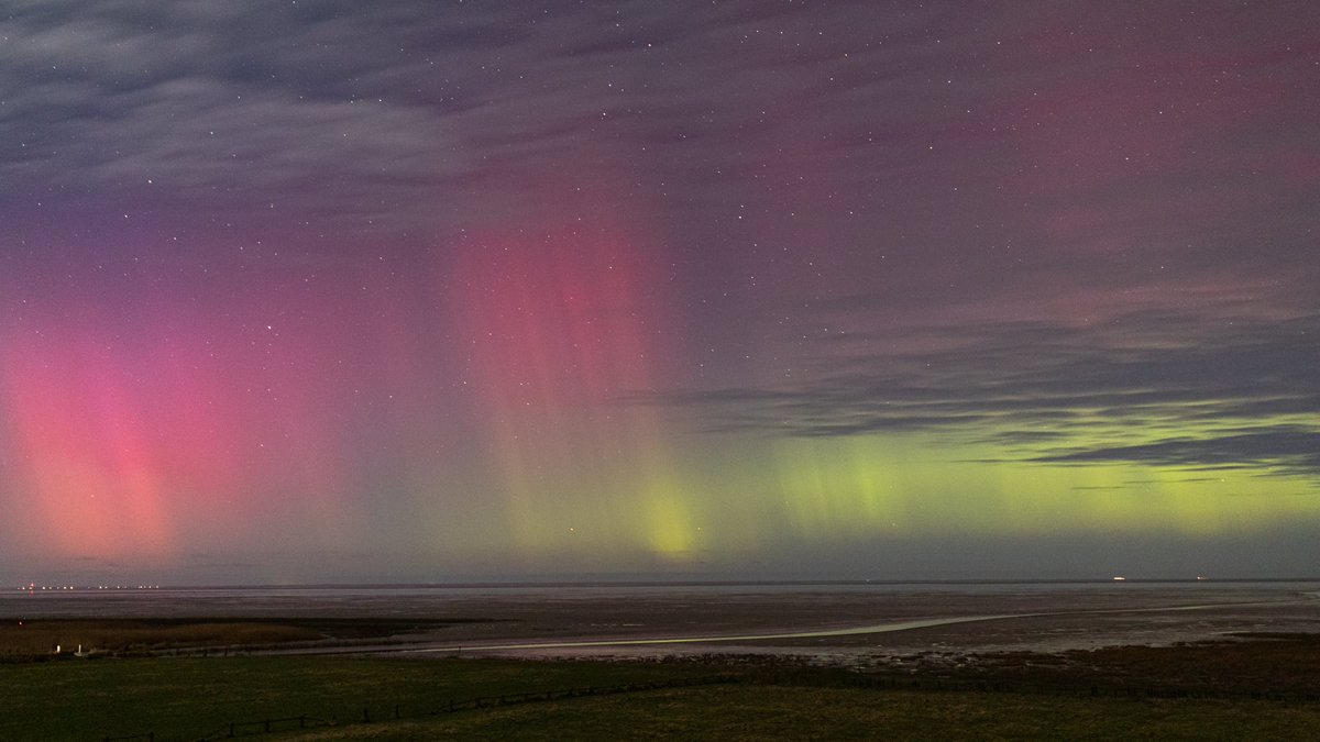 bintjeeeh's tweet photo. We got em! Ik presenteer u: Het #noorderlicht in #friesland #Zwartehaan https://t.co/Jw2vp5xYvk