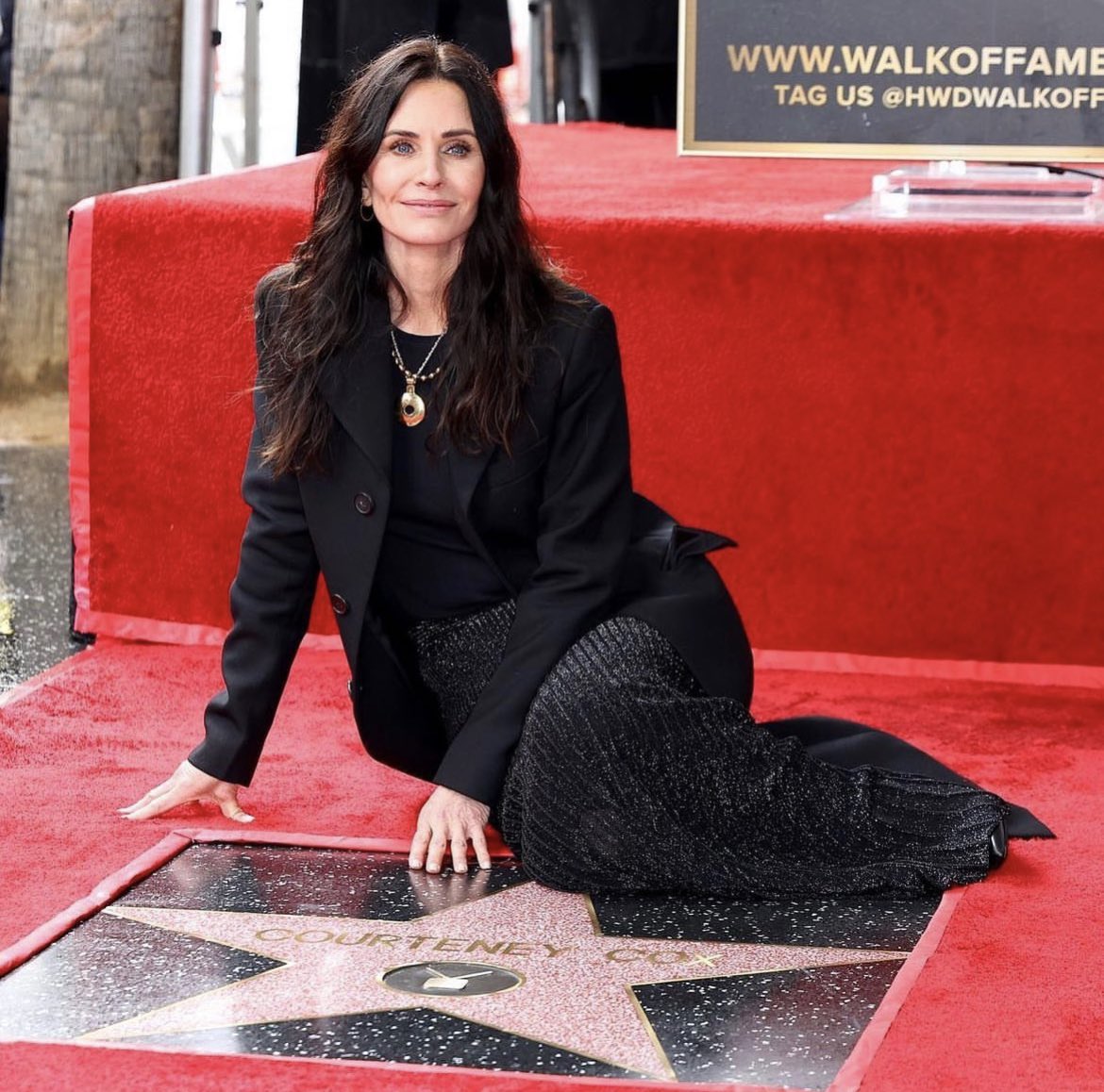 SeriesUpdateFR's tweet photo. Courteney Cox a reçu son étoile sur le Hollywood Walk of Fame. 🌟 https://t.co/hmFJjXWAnR
