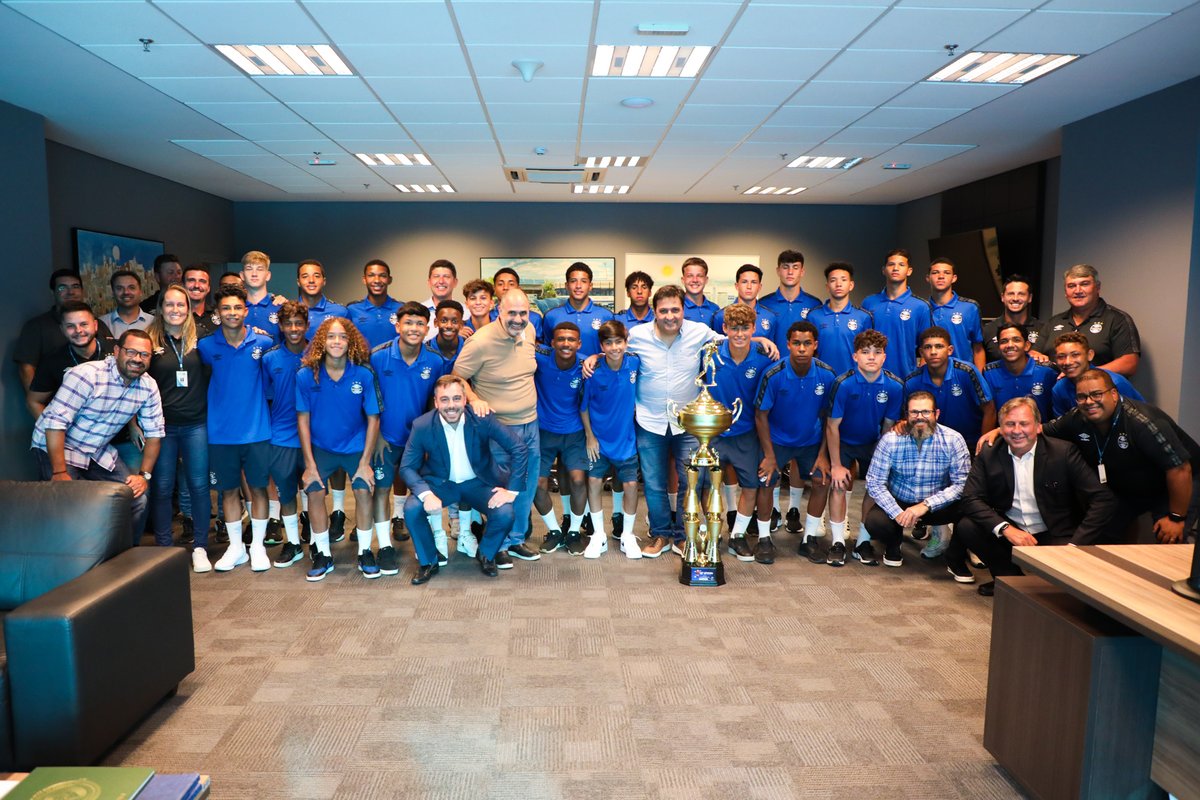 Gremio's tweet photo. PEQUENOS GRANDES CAMPEÕES 🏆🇪🇪 Nesta tarde, o nosso presidente Alberto Guerra recebeu a #BaseGremista #Sub15 campeã do EFIPAN.

Leia mais detalhes em: https://t.co/y7ExP8vPYe https://t.co/653lJdtzXc