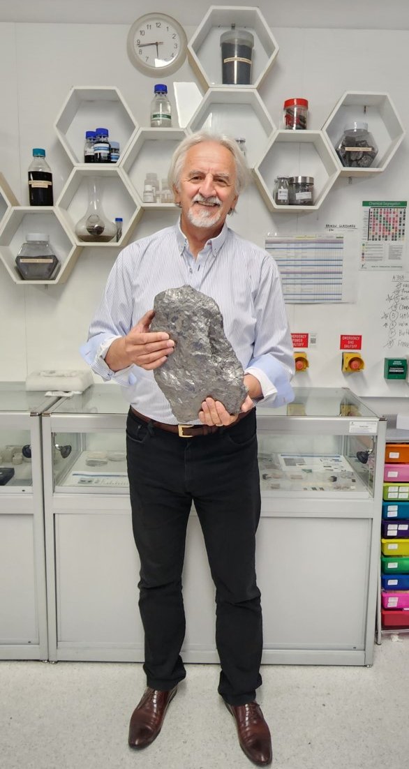ARCGrapheneHub's tweet photo. I couldnโt resist to take this nice present with me, #graphite rock, enough to make 7.5 kg of finest #graphene. Having enough produced graphene in our lab we will keep this unique souvenir with our exhibition desk. @ARC_gov_au @ARCGrapheneHub #AM2D @UniofAdelaide @LOLCOfficial https://t.co/PR8fjsc2OK