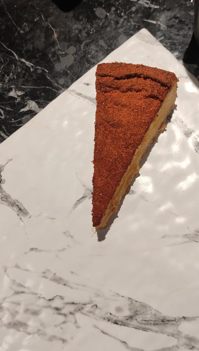 Esta va al top 3 de tartas de queso que he probado.

Tarta de majorero al pimentón. Sin un gramo más de azúcar del que toca y sabor potente a queso en vez de a gominola.

En  <a href="/CUERNOCABRA_GC/">CUERNOCABRA</a>