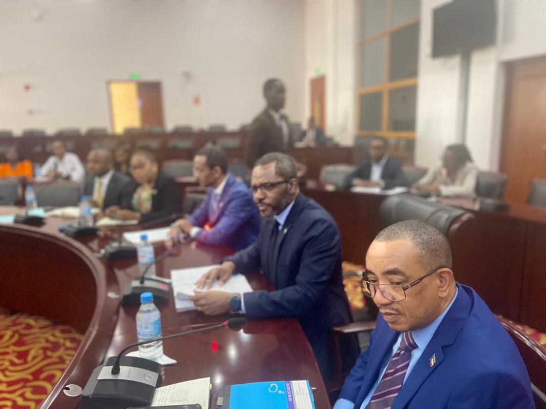 El Embajador de <a href="/USEmbassyEG/">U.S. Embassy Malabo 🇺🇸🇬🇶</a>  acreditado ante el Gobierno de la República de Guinea Ecuatorial, el Excmo. Sr. David R. Gilmour, ha sido recibido en audiencia, en el día de hoy, por el Ministro de <a href="/mpyde23/">MPDE</a>  el Excmo. Sr. <a href="/GabrielObiang/">Gabriel Mbaga Obiang Lima</a>