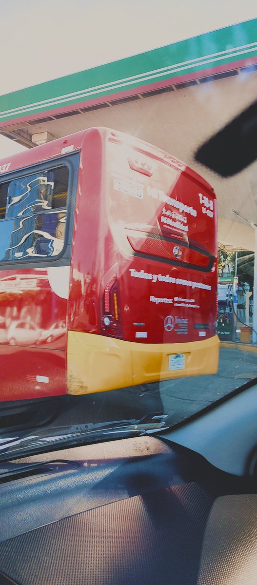 nacho_lopez_m's tweet photo. En este momento. Flotilla de minibuses circulando a alta velocidad, jugando carreras y poniendo en riesgo la integridad de peatones y motociclistas Av. Agustín Yañez y Niños Héroes. ¿No se supone que están reguladas?  @Trafico_ZMG #R622 #TocinosDelDia https://t.co/3463d8A7Kh