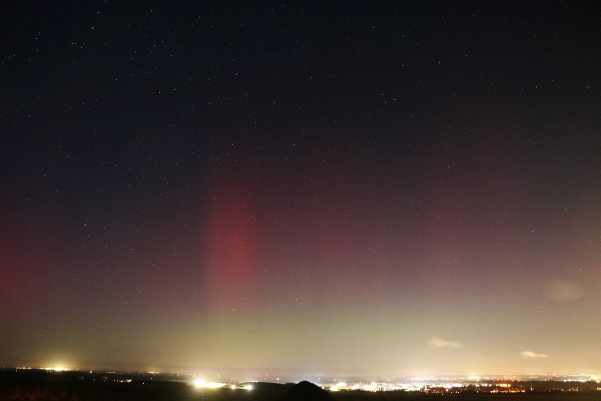 The #AuroraBorealis over <a href="/HarwellCampus/">Harwell Campus</a> on the Ridgeway in #WestBerkshire, bordering #Oxfordshire, an hour ago! #Aurora