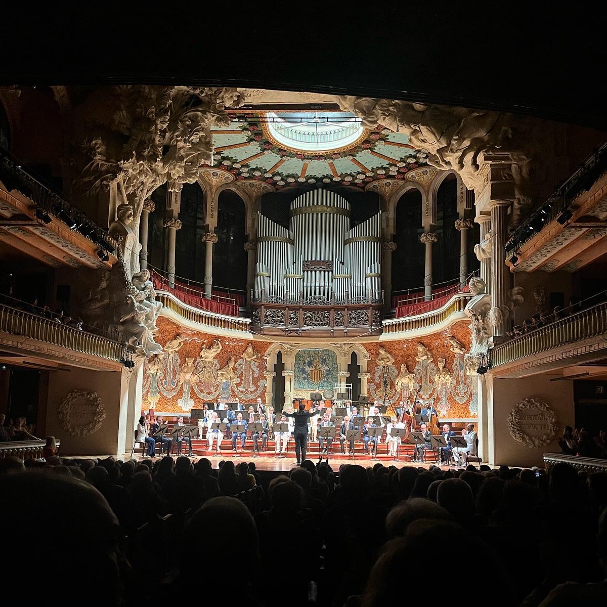 clarafeliu's tweet photo. Sempre és un plaer anar al @palaumusicacat! ❤️ Concert organitzat per l’@ACFBarcelona amb la @CoblaSantJordi, la @Cobla_Medi i @laLlobregat. Magnífica l’estrena de @marctimon! 🔝 https://t.co/eLUaWXUO7u