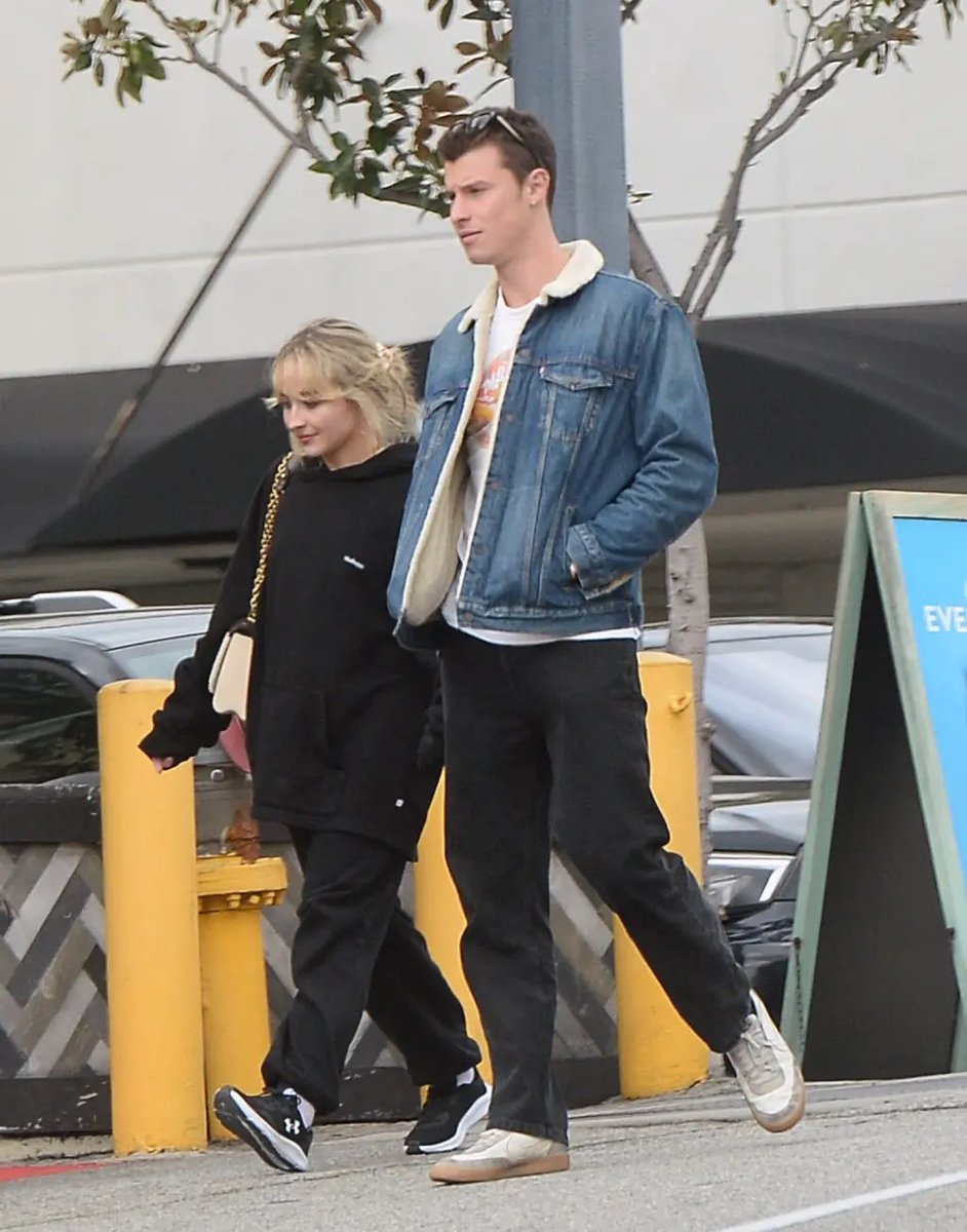 MidiasSMBR's tweet photo. Shawn Mendes e Sabrina Carpenter sábado em Los Angeles, na Califórnia. https://t.co/7gauG0aDXH