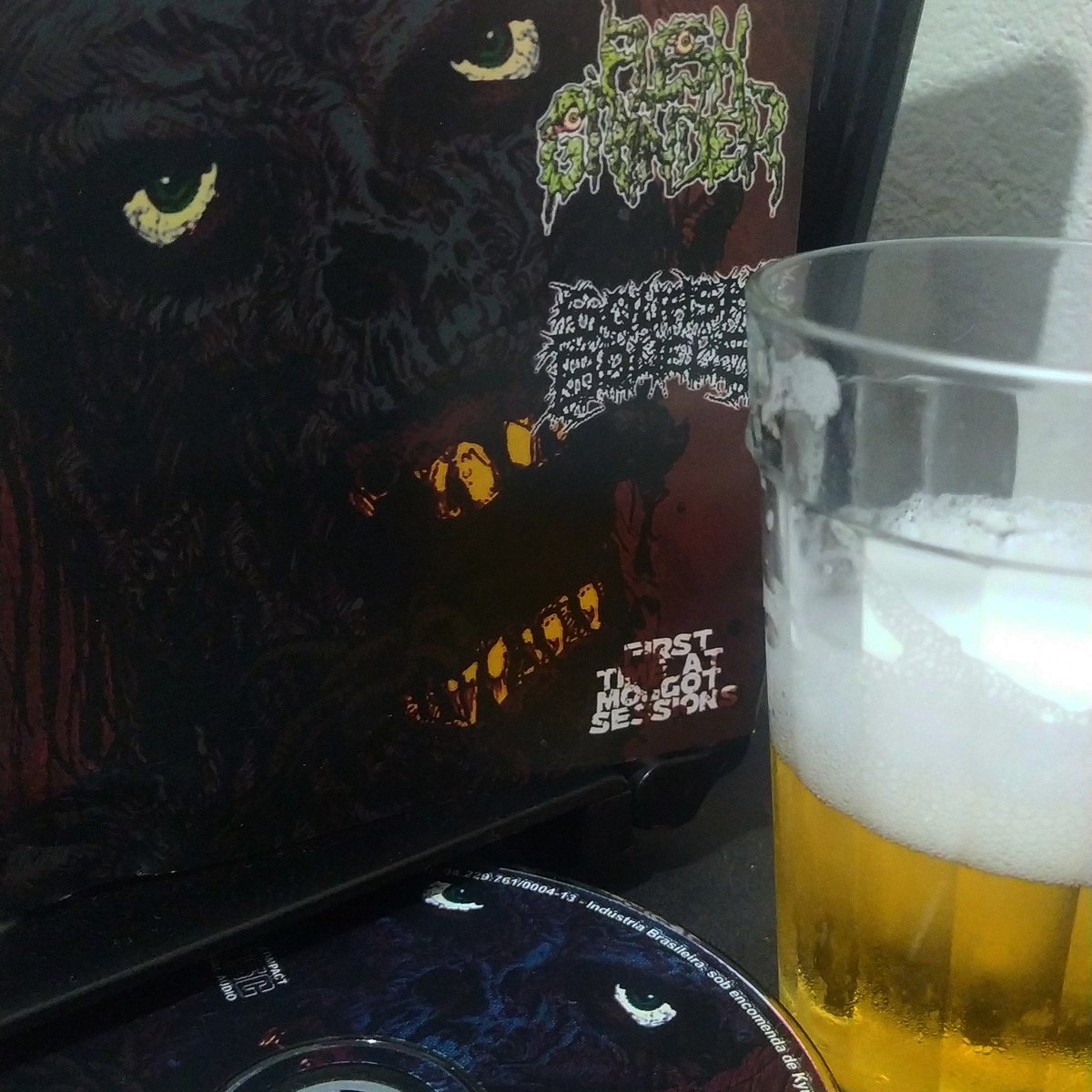 SepulchralVZine's tweet photo. Segundona brava e brutal
#FleshGrinder #SquashBowels #gore #grind #goregrind #grindcore https://t.co/Vwmnp5Swa4