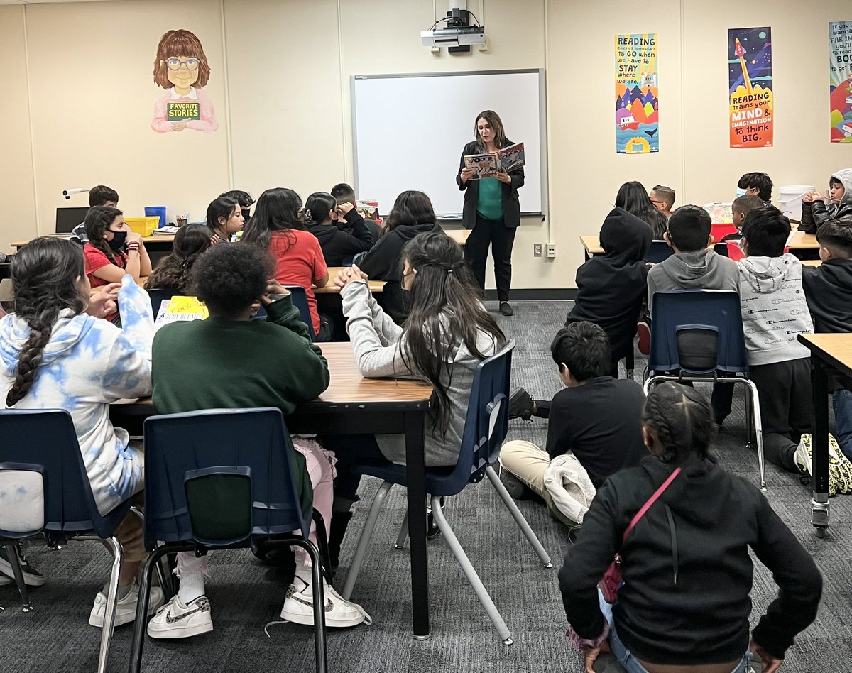 VictoriaDseaman's tweet image. It was great reading to the 5th graders at Robert Lunt Elementary School today. 
#readingisknowledge #readingtochildren #lvcouncil #elementaryschool #readersofinstagram #lasvegas @CityOfLasVegas