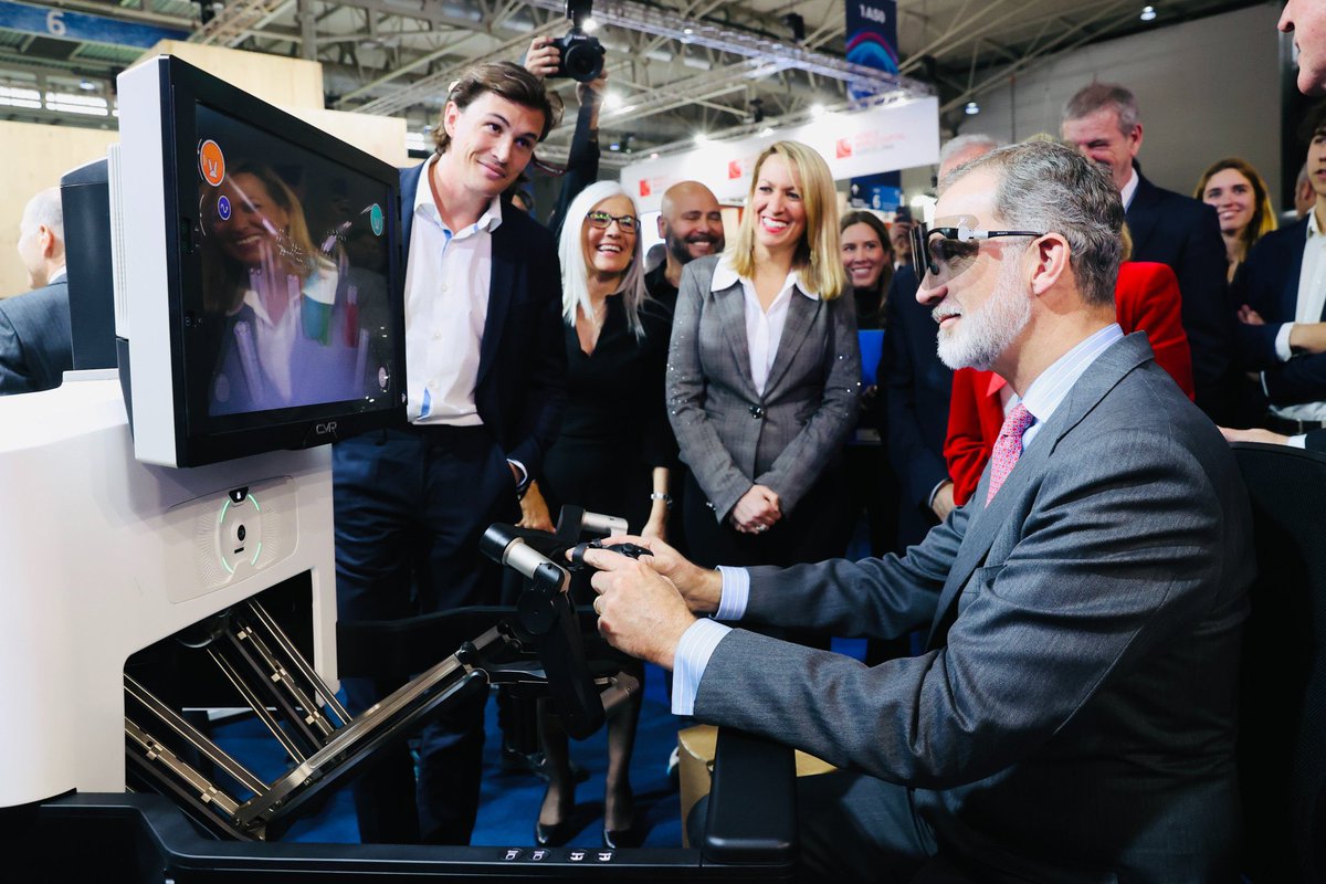 BalibreaJose's tweet photo. Hoy en #MWC2023 hemos tenido el honor de compartir con SM el Rey las aportaciones de @AISChannel en la transformación digital en cirugía. Usando @AISTeleSurgeon ha podido vivir con nosotros la experiencia de la telementorización quirúrgica #5G #thwd #SoMe4Surgery @CasaReal https://t.co/DcoAy912uy