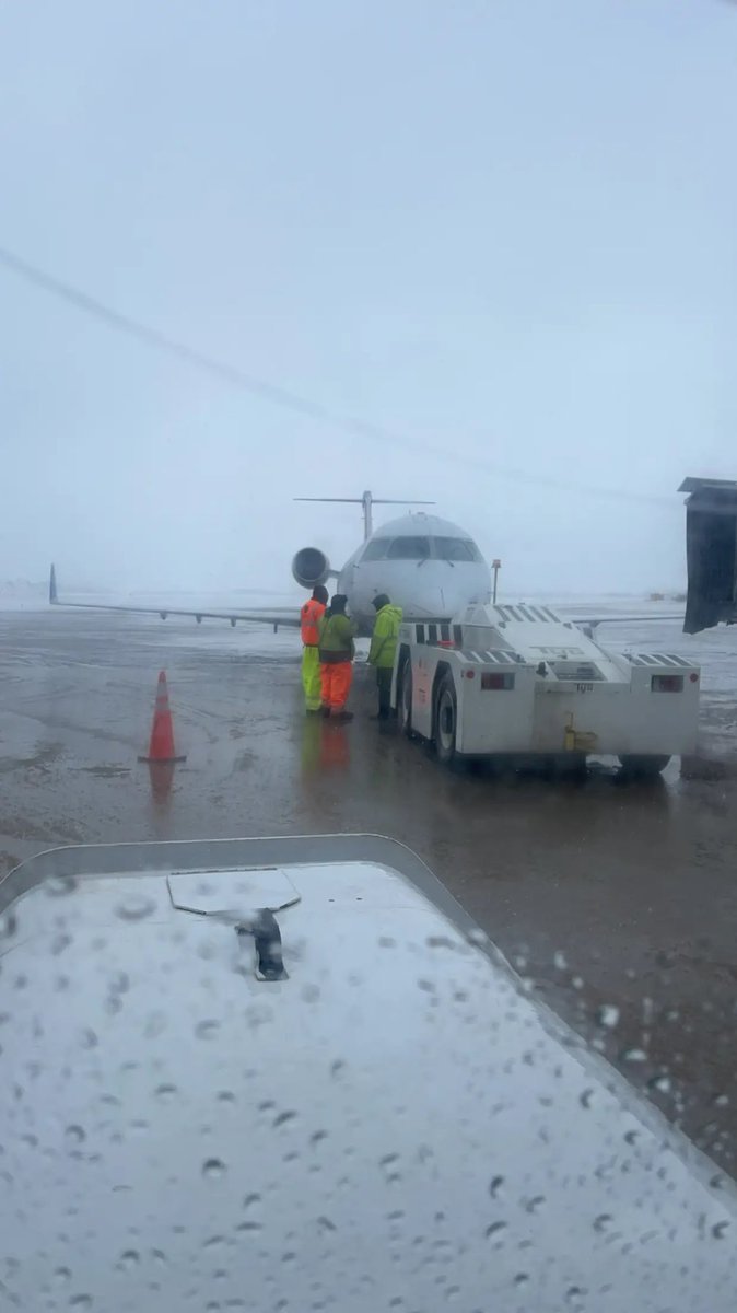 Not even the most difficult of conditions can stop us from being safe and doing a proper pre-departure safety huddle! Nice work today, Team! @UA_Alicia @pratts84 @UnifiAviation @MorganDon72 @Renata74230255 @briarhass1