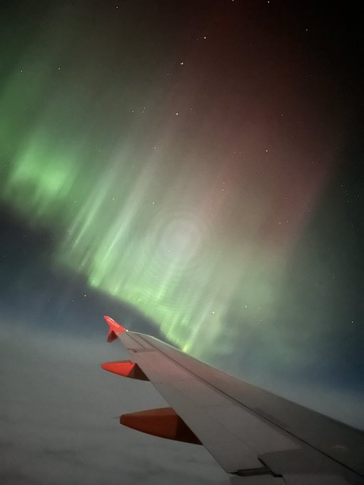 Northern Lights on Full Blast, Pilot Plane Give Passengers a View - CNET