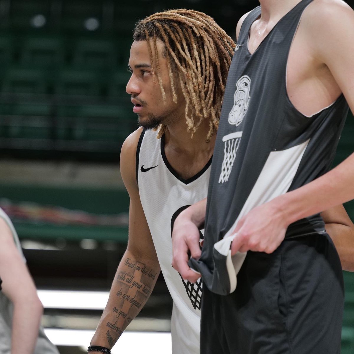 mtnbrookhoops's tweet image. Getting ready for the big stage. #LetItFly