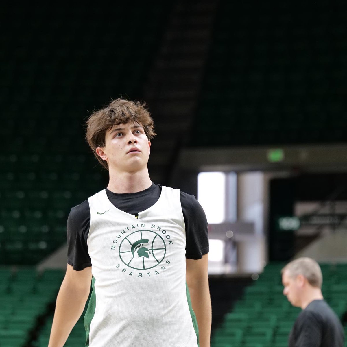 mtnbrookhoops's tweet image. Getting ready for the big stage. #LetItFly