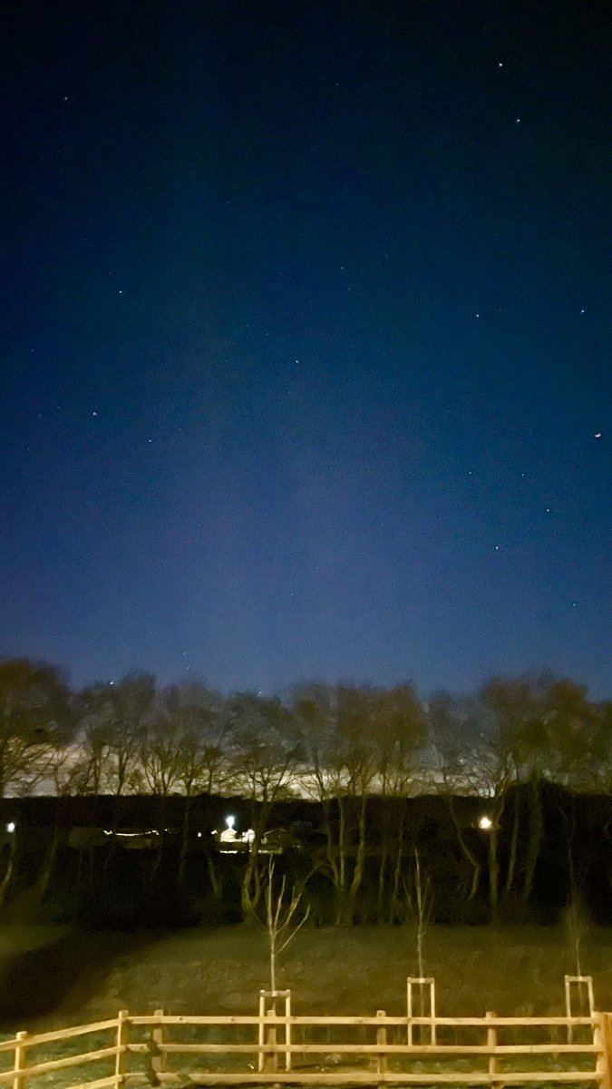 At 9.09pm we were treat to the most magnificent sight . albeit brief. By 9:22pm there was just a tiny piece of colour left on the horizon, and by 9.30pm the light show had finished. #bedfordshire #NorthernLights #auroraborialis #uknorthernlights