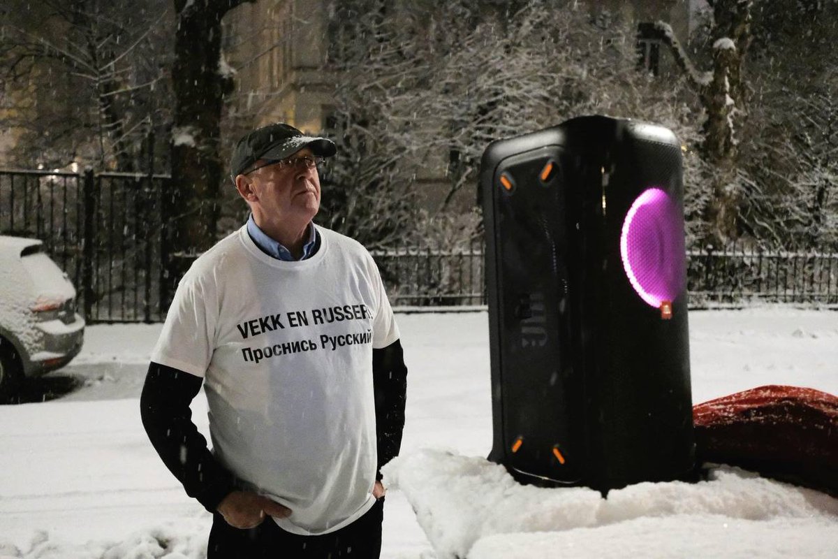 blyskavka_ua's tweet photo. ⚡️ 73-year-old Norwegian Kjetil Krane turns on the air raid siren every day near the house where Russian diplomats live.

  "I want to wake them up in a double sense. Both physically and that they are jointly responsible for this war" - he says. https://t.co/nYXh9ZBrvs